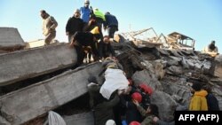 Рятувальники несуть пораненого чоловіка під час пошукових операцій у Кахраманмараші, 7 лютого 2023 року