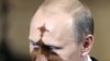 Ресей премьер-министрі Владимир Путиннің маңдайына шіркеу кресінің көлеңкесі түсіп тұр.