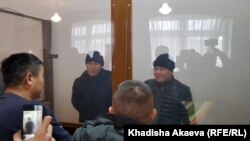 Мурагер Алимулы (справа) и Кастер Мусаханулы (второй слева), этнические казахи из Синьцзяна, привлекаемые в Казахстане к ответственности по статье об «умышленном незаконном пересечении государственной границы», на судебном заседании. Зайсан, 6 января 2020 года.