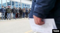 Граждане Узбекистана в Моноцентре по оказанию услуг незанятому населению "Ишга мархамат" во время оформления документов для трудовой миграции в рамках пилотного проекта по привлечению в Россию 10 тысяч строителей из Узбекистана. Владимир Смирнов/ТАСС