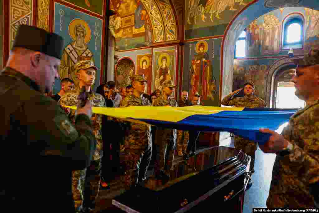 У Михайлівському Золотоверхому соборі Києва відбулося прощання із бойовим пілотом 40-ї бригади тактичної авіації Валентином Коренчуком на псевдо &laquo;Бджоляр&raquo;. Пілот загинув наприкінці квітня під час бойового вильоту