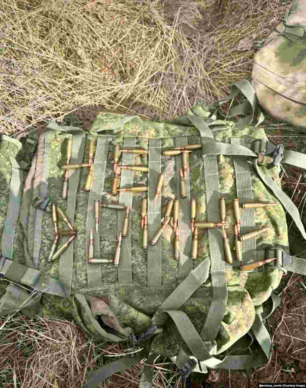 Выложенная пулями фраза &laquo;Нет войне&raquo; на камуфляжном рюкзаке. Это одно из нескольких изображений, предположительно сделанных российскими военными, которые были опубликованы telegram-каналом #Очнись в этом году&nbsp;