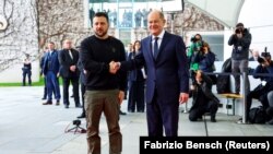 Президент України Володимир Зеленський і канцлер Німеччини Олаф Шольц (праворуч). Берлін, 16 лютого 2024 року
