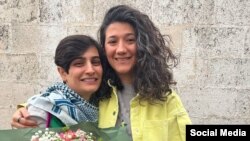 نیلوفر حامدی (راست) و الهه محمدی، خبرنگاران روزنامه‌های شرق و هم‌میهن، در دی‌ماه ۱۴۰۲ پس از ۱۷ ماه به‌ طور موقت از زندان آزاد شدند