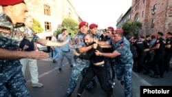 Полицейские подвергают приводу членов отряда «Крестоносцы», 8 августа 2023 г․