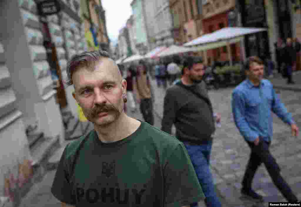 Опитування, проведене соціологічною організацією Rating Group, показало, що приблизно 68% респондентів повідомили, що член їхньої сім&rsquo;ї чи друг воював або зараз воює&nbsp; Олександр Ябчанка каже, що люди, які близькі до когось, хто воює, мають зазвичай більш реалістичний погляд на війну. Він стурбований тим, що багато чоловіків військового віку,&nbsp;якщо їх призвуть, не будуть готові до реальності запеклого ближнього бою та потужного артилерійського вогню &nbsp;