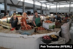 Pançşanbe bazarynda aýallar gök önüm satýarlar.