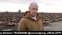Очільник угруповання «ПВК Вагнера» Євген Пригожин на тлі могил найманців, квітень 2023 року