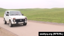 Azattygyň habarçylaryny duruzmaga synanyşan sakçy. 22-nji maý, 2023 ý.