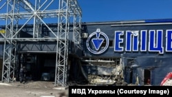 Раніше сьогодні армія РФ обстріляла гіпермаркет у Херсоні: 3 людини загинули і 5 були поранені