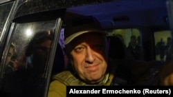 "Вагнер" менчик аскердик компаниясынын башчысы Евгений Пригожин Ростов-на-Дону шаарындагы Түштүк аскердик аймактык штабынан чыгып баратат. 24-июнь, 2023-жыл. REUTERS/Александр Ермоченко