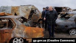 Прокурор Міжнародного кримінального суду (МКС) Карім Хан у Бучі на Київщині, квітень 2022 року. Він оглядає обстріляні російськими військовими авто, на яких жителі Бучі намагалися виїхати
