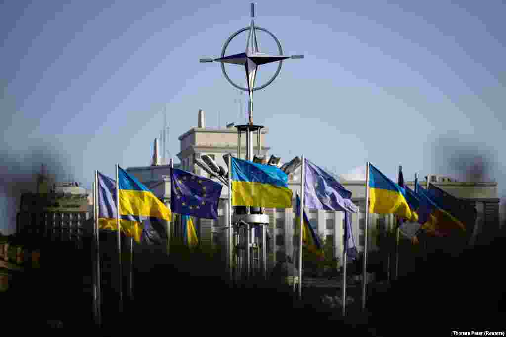 Прапори України та ЄС майорять у центрі Києва під час зустрічі міністрів закордонних справ Україна-ЄС. 2 жовтня 2023 року. Багато українців, які не беруть безпосередньої участі у війні, активно підтримують ЗСУ. За даними Фонду &laquo;Демократичні ініціативи&raquo; імені Ілька Кучеріва, близько 68% українців допомагають армії чи постраждалим від війни своїмволонтерством чи пожертвуваннями. &nbsp;