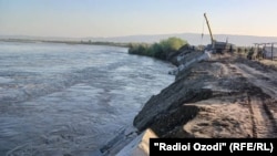 Фархор районунан агып откөн Пянж дарыясы 