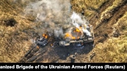 Танк військ РФ горить у полі на околицях Вугледару, 5 листопада 2023 року