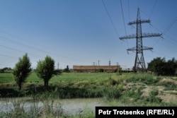 Syrdarýa Farhad gidroelektrik bekediniň çäginde. Täjigistanyň Sogd welaýaty, 2024-nji ýylyň 15-nji iýuny.