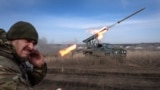 Офіцер 56-ї окремої мотопіхотної Маріупольської бригади керує вогнем із РСЗВ поблизу Бахмута, Донецька область, Україна. Березень 2024 року 