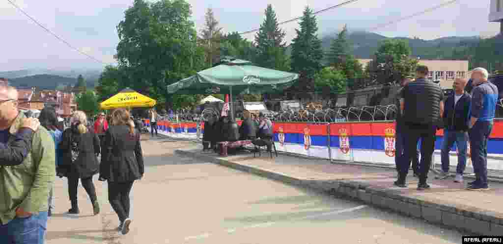 Srpski demonstranti su se okupili u Leposaviću, gde su ispred zgrade Opštine vojnici mirovne misije NATO-a, KFOR.