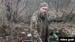 6 березня було оприлюднене відео, на якому, ймовірно, російські військові розстрілюють беззбройного чоловіка в українській військовій формі після того, як він каже «Слава Україні» (скрін з відео)