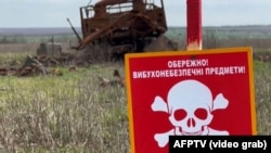 У ДСНС зазначають, що, нехтуючи попереджувальними знаками «Міни», що встановлені вздовж доріг, люди поїхали відпочивати на озеро. 