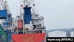 Судно без розпізнавальних знаків у Керченському морському рибному порту. Крим, 5 листопада 2023 року