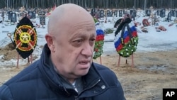"Вагнер" менчик аскер компаниясынын негиздөөчүсү Евгений Пригожин Санкт-Петербурдагы көрүстөндө, 24-декабрь, 2022-жыл.