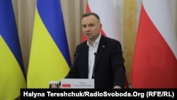 «Ми очікуємо на декларації з боку НАТО про утримання в готовності сил для швидкого перекидання до кризових регіонів. З цим пов'язане питання про збільшення складів з озброєнням і військовою технікою у країнах східного флангу НАТО», – Анджей Дуда