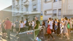 Учесниците на протестот, откако се собраа и одржаа говор на платото пред Филозофскиот факултет, излегоа на прошетка низ централните улици на Белград, на 2 јули 2025 година
