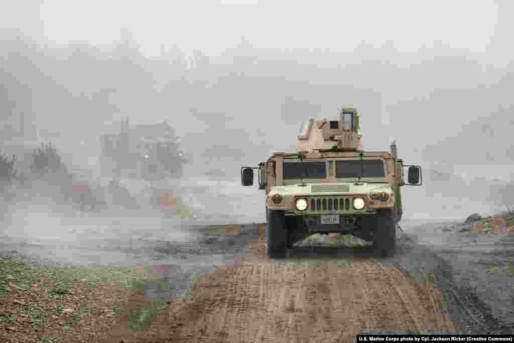 100 бронированных многоцелевых колесных машин повышенной проходимости Humvee стал синонимом Вооруженных сил США. Автомобили могут быть оснащены крупнокалиберными пулеметами или противотанковыми ракетами
