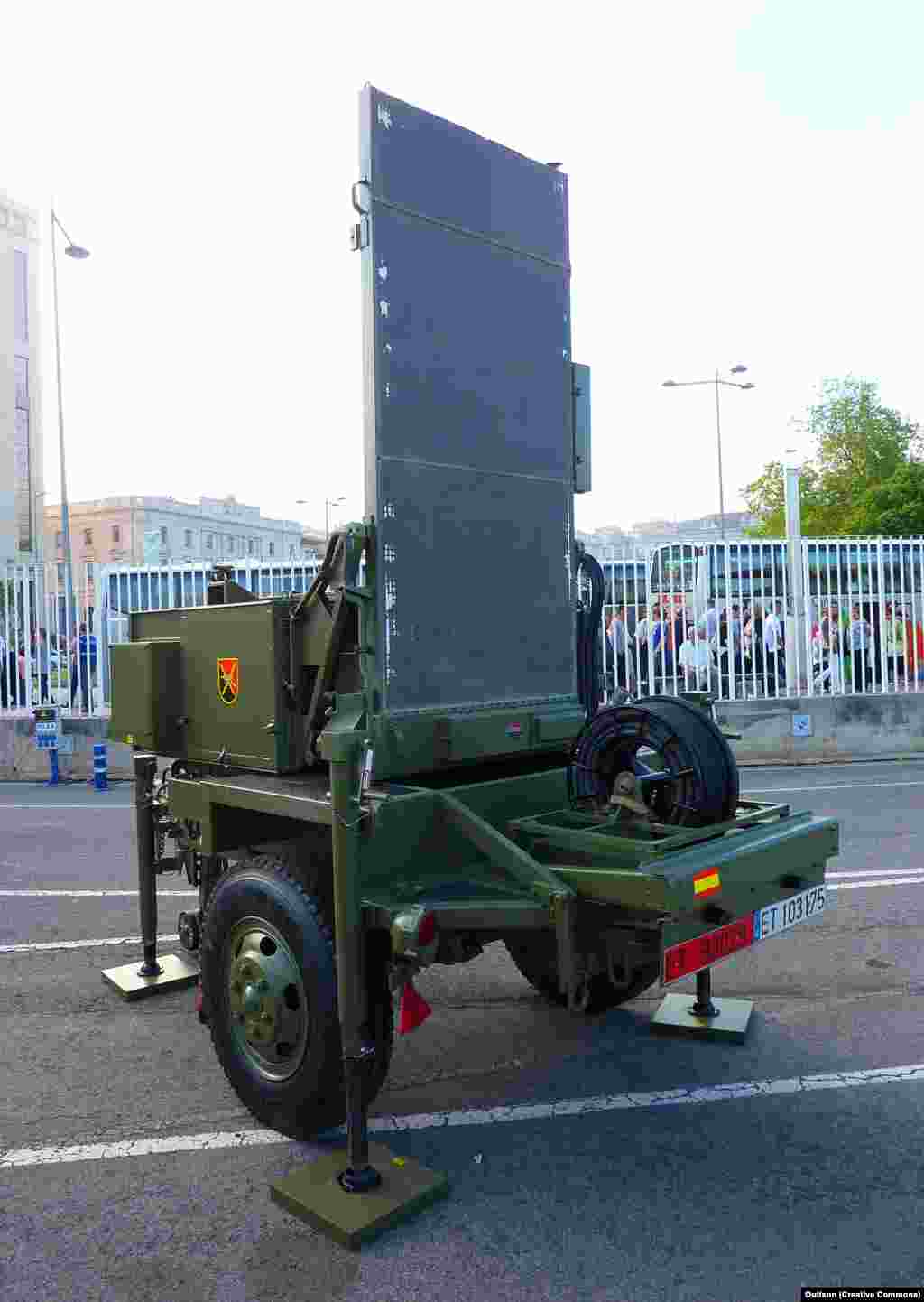 Десять артиллерийских радаров AN/TPQ-36 Радар используется для обнаружения приближающейся артиллерийской техники и отслеживает траекторию снаряда, чтобы вычислить, откуда он был выпущен 