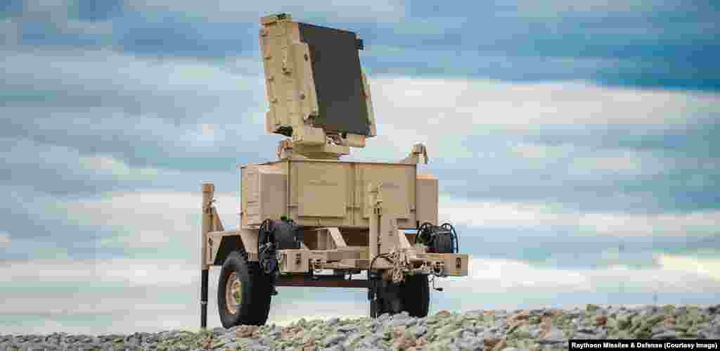 Две радиолокационные системы AN/MPQ-64 Радиолокационная система предназначена для обнаружения приближающихся самолетов, беспилотников и крылатых ракет на расстоянии до 40 километров 