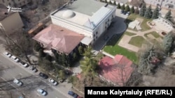 Алматыдагы мурдагы ТИМдин Кабыл алуу үйү. Бул объект 2000-жылы менчиктештирилип, Токаевдин туугандарынын колуна өткөн