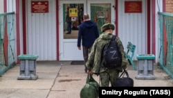 Мобилизованный перед военкоматом Советского, Ворошиловского и Кировского районов Волгограда. 24 сентября 2022 года