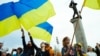 Мешканці Донецька на акції протесту проти агресії Росії щодо України. Донецьк, 28 квітня 2014 року