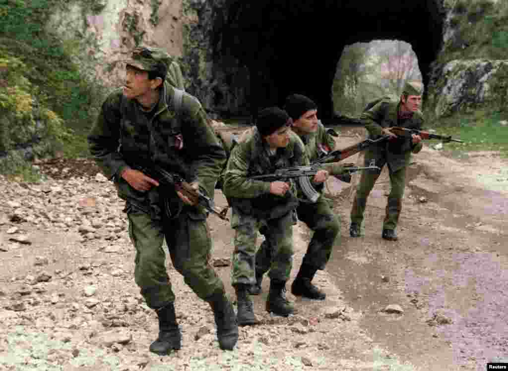 Bosnia serb esgerleri bosniýa goşunlarynyň dag ýolundan saraýewo tarap böwüsmezligi üçin gözegçilik edýärler. &nbsp;1-nji aprel, 1994.