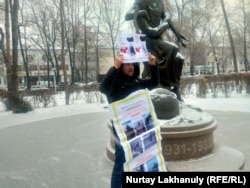 Almaty şäheriniň ýaşaýjysy Ongarbek Usipuly transparantlary göterip, Sinjiangdaky etniki gazaklara öz goldawyny bildirýär. Almaty, 2022-nji ýylyň 9-njy dekabry.