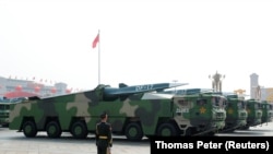Військові машини з гіперзвуковими ракетами DF-17 на площі Тяньаньмень у Пекіні під час військового параду з нагоди 70-ї річниці заснування Китайської Народної Республіки, 1 жовтня 2019 року.