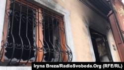 Офіс Закарпатського товариства угорської культури (КМКС) після підпалу саморобним вибуховим пристроєм, 27 лютого 2018