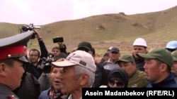 Митинг на месторождении Кызыл-Омпол. 20 апреля 2019 года.