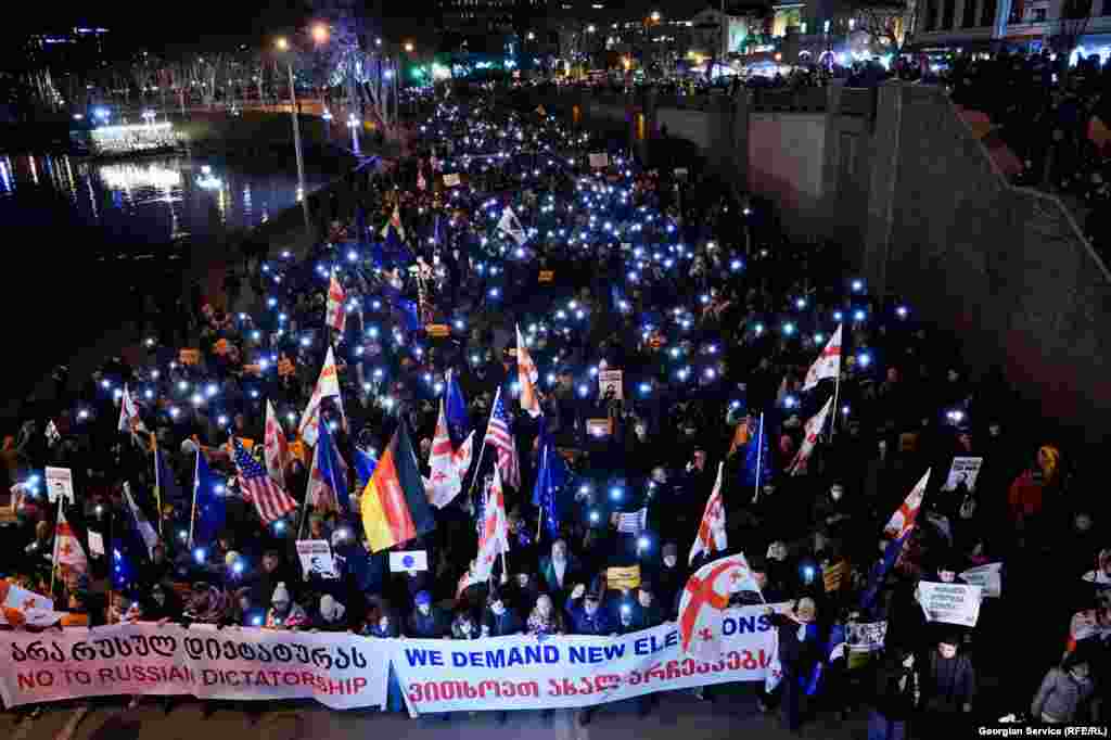 15 fevral. Yeni seçkilər istəyən etirazçılar Tbilisinin mərkəzində yürüş edirlər.&nbsp;