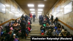Киев халкы Русия һава һөҗүменнән куркып метрога сыена