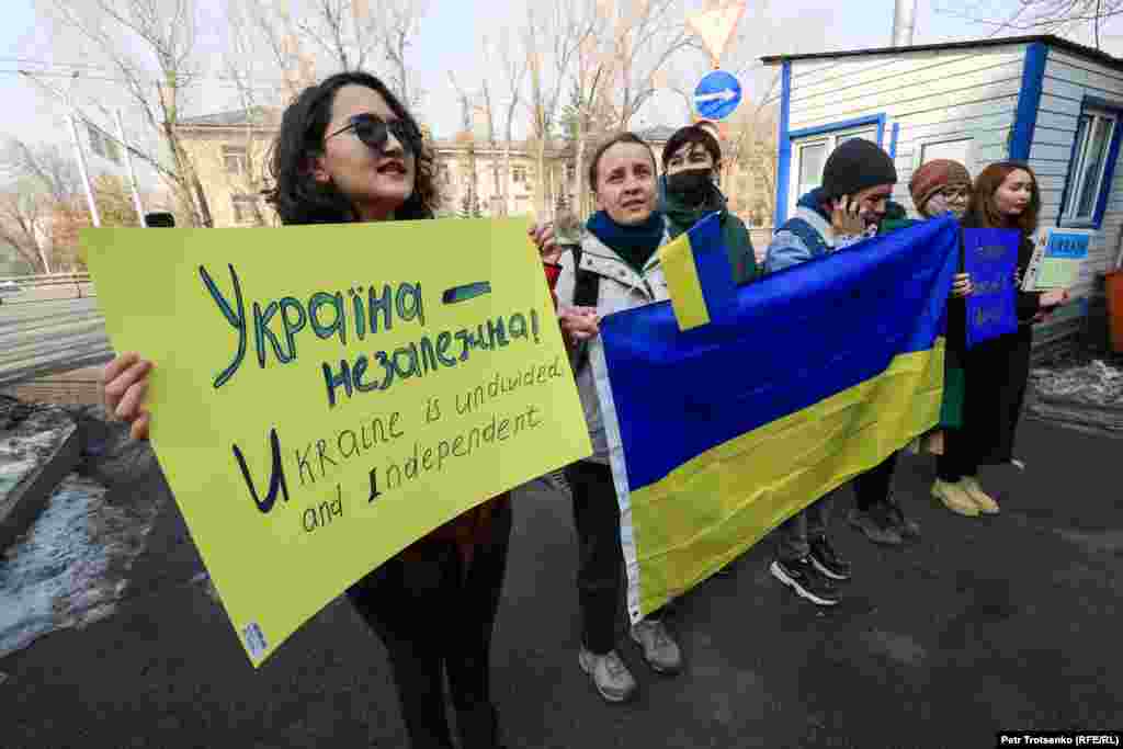 Бұл арада Ресей бас консулдығы қақпасы алдына жиналғандардың қатары көбейе берді. Ары-бері өткен адамдардың кейбірі не болып жатқанын білу үшін тоқтап, сұрақ қойса, кейбірі белсенділерге қолдау білдірді. Ал енді біреулер пикетке шыққандарды сөгіп, оларды "террористер" деп атады.