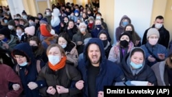 27 февраля россияне вышли на улицы Санкт-Петербурга в знак протеста против вторжения их страны в Украину тремя днями ранее. С тех пор власти задержали более 15 000 демонстрантов и тех, кто высказывался против войны в Интернете.