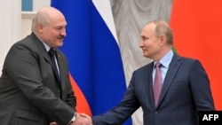Президент Росії Володимир Путін (л) під час зустрічі 25 червня з Олександром Лукашенком заявив, що Росія надасть своєму союзнику – Білорусі ракетні комплекси «Іскандер-М» (фото архівне)