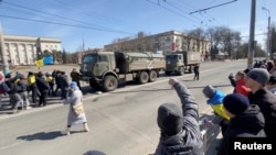 Орус армиясына каршы чыккан украиналык демонстранттар.