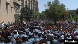 Armenia - Riot police clash with protesters outside a government building in Yerevan, May 30, 2022.