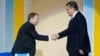 Тодішні президент України Віктор Янукович (праворуч) та міністр юстиції Олександр Лавринович вітаються на Всеукраїнських зборах юристів у Києві. 5 жовтня 2010 року