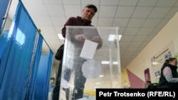6-njy oktýabrda Astanada bir ýaşaýjy referendumda ses berýär.