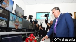 Тажикстандын президенти Эмомали Рахмон жаңы телеканалдын ачылышында, 1-март, 2016-жыл.