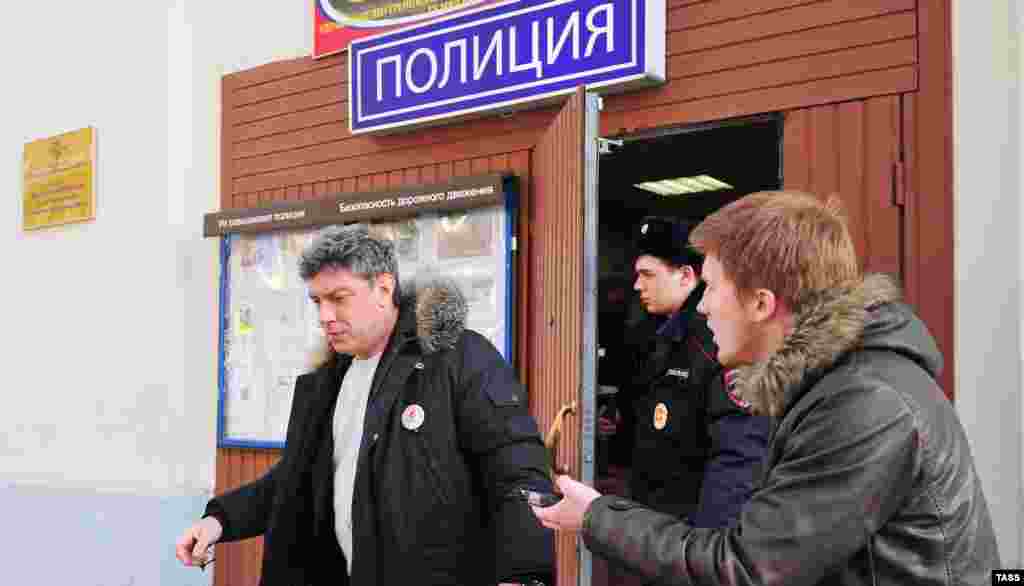 Полициядан чыгып бараткан кези. 